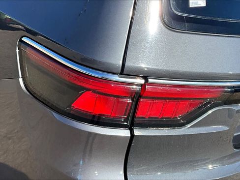 Used 2023 Jeep Wagoneer L Series III image 29