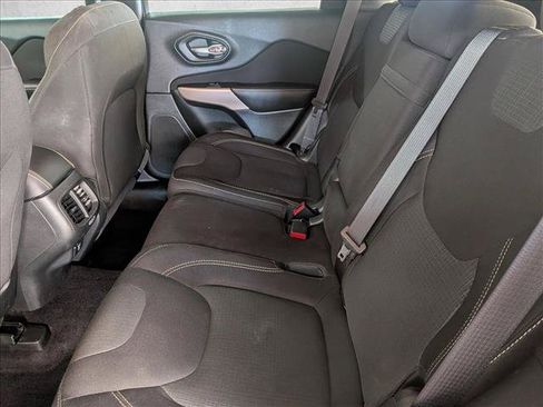 Used 2017 Jeep Cherokee Latitude w/ Comfort/Convenience Group FWD image 23