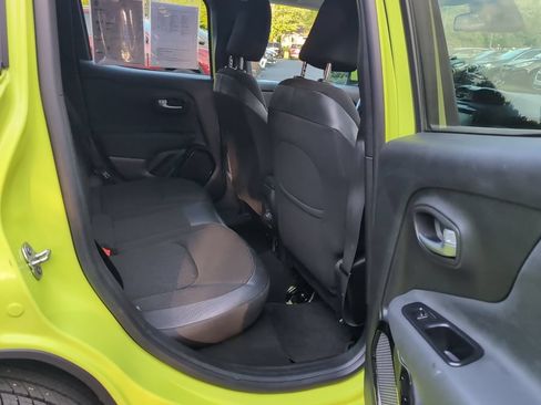 Used 2018 Jeep Renegade Altitude w/ UConnect 8.4 Nav Group FWD image 6