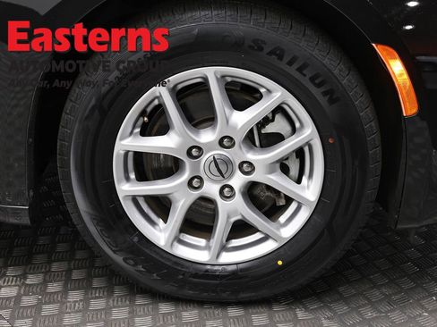 Used 2022 Chrysler Voyager LX image 33