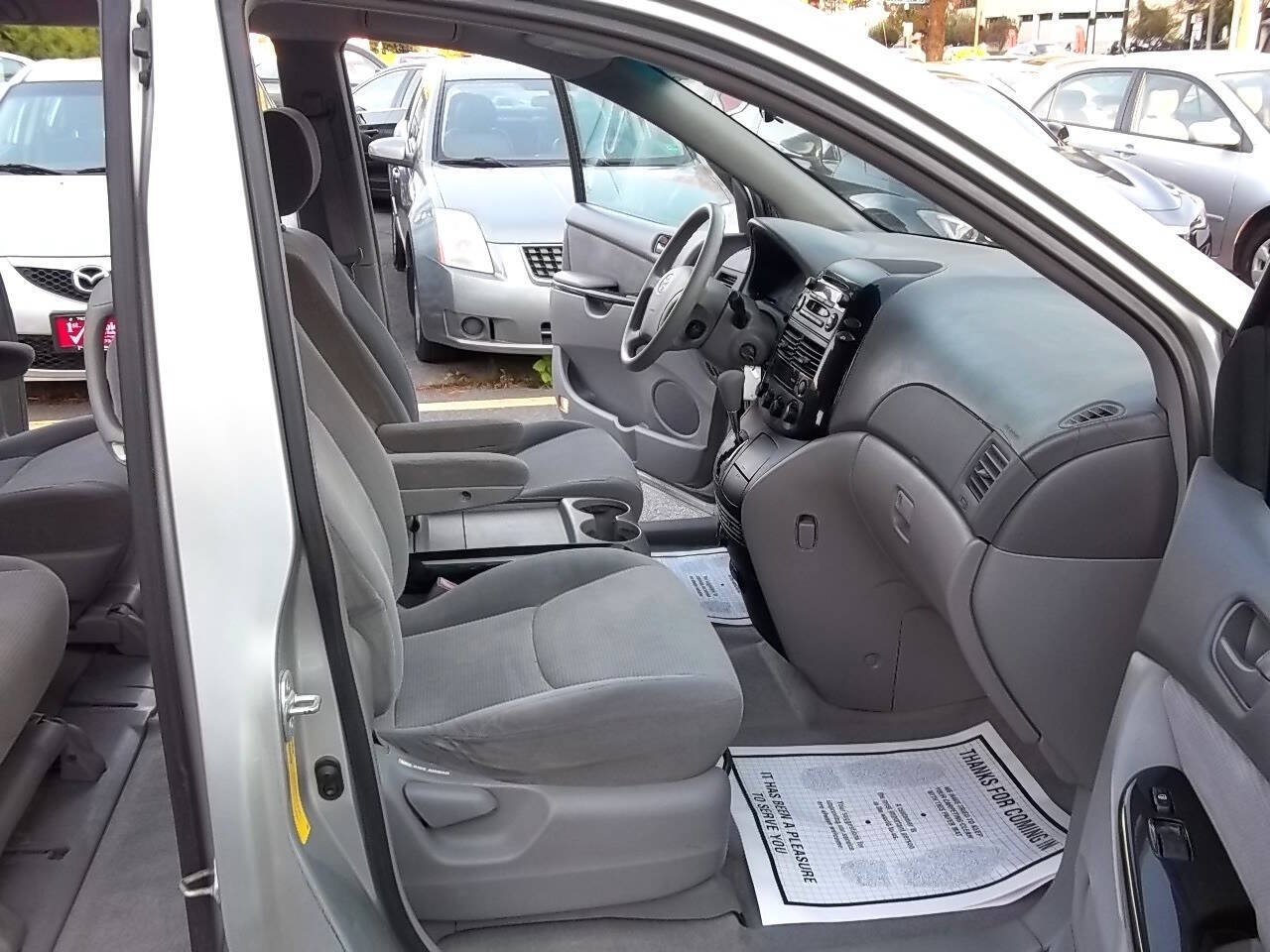 Used 2004 Toyota Sienna LE w/ LE Pkg 7 FWD image 8