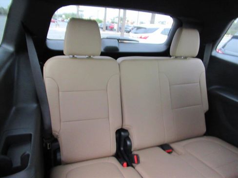 Used 2023 Chevrolet Traverse Premier image 32