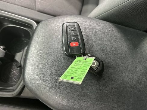 Used 2019 Toyota RAV4 XLE AWD/4WD image 12