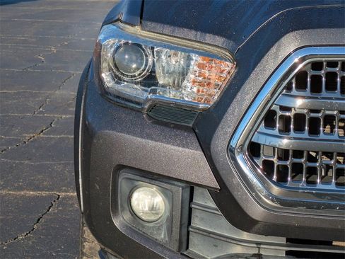 Used 2017 Toyota Tacoma TRD Sport image 10