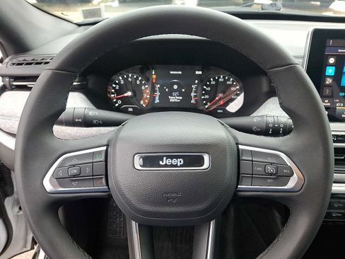 Used 2023 Jeep Compass Latitude image 19