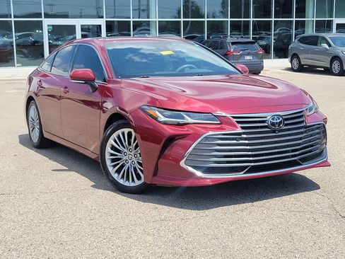 Used 2021 Toyota Avalon Limited FWD image 2