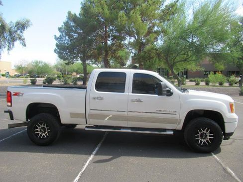 Used 2013 GMC Sierra 2500 Denali w/ Suspension Package, Off-Road AWD/4WD image 5