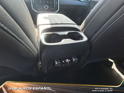 Used 2025 GMC Acadia Elevation image 24