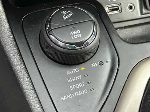 Used 2017 Jeep Cherokee Latitude w/ Comfort/Convenience Group image 17