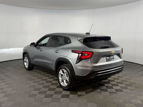 Used 2024 Chevrolet Trax LS w/ LS Convenience Package FWD image 9