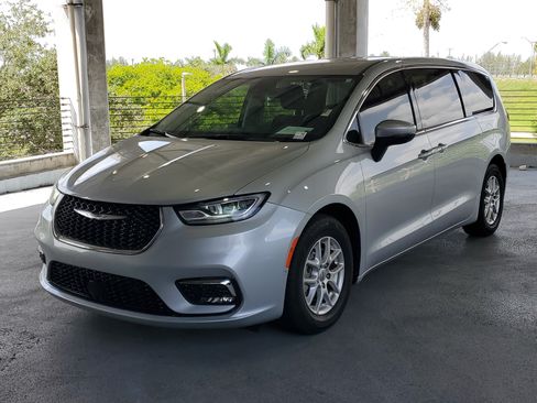 Used 2023 Chrysler Pacifica Touring-L w/ Uconnect Theater Family Group FWD image 4