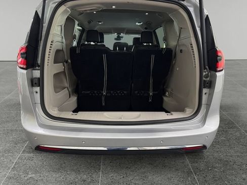 Used 2024 Chrysler Pacifica Touring-L FWD image 11