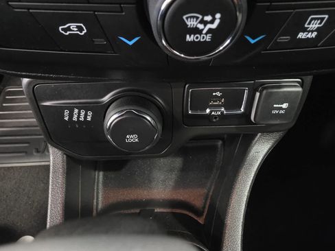 Used 2019 Jeep Renegade Latitude w/ Cold Weather Group AWD/4WD image 18