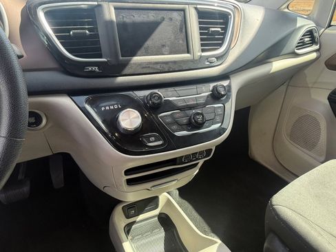 Used 2021 Chrysler Voyager LX image 7