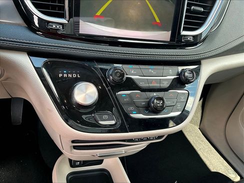 Used 2024 Chrysler Pacifica Limited FWD image 14