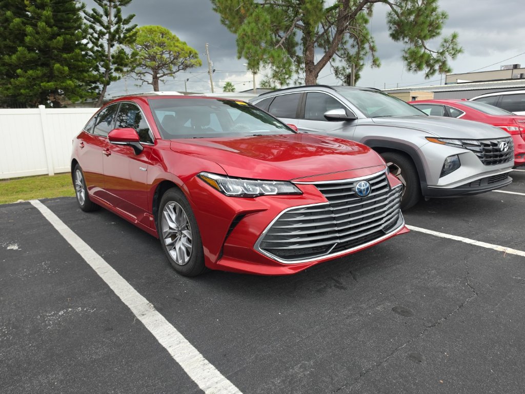 Used 2021 Toyota Avalon XLE w/ Moonroof Package FWD image 2