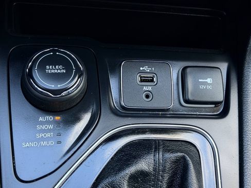 Used 2020 Jeep Cherokee Latitude Plus AWD/4WD image 39