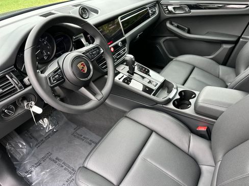 Certified 2025 Porsche Macan AWD/4WD image 4