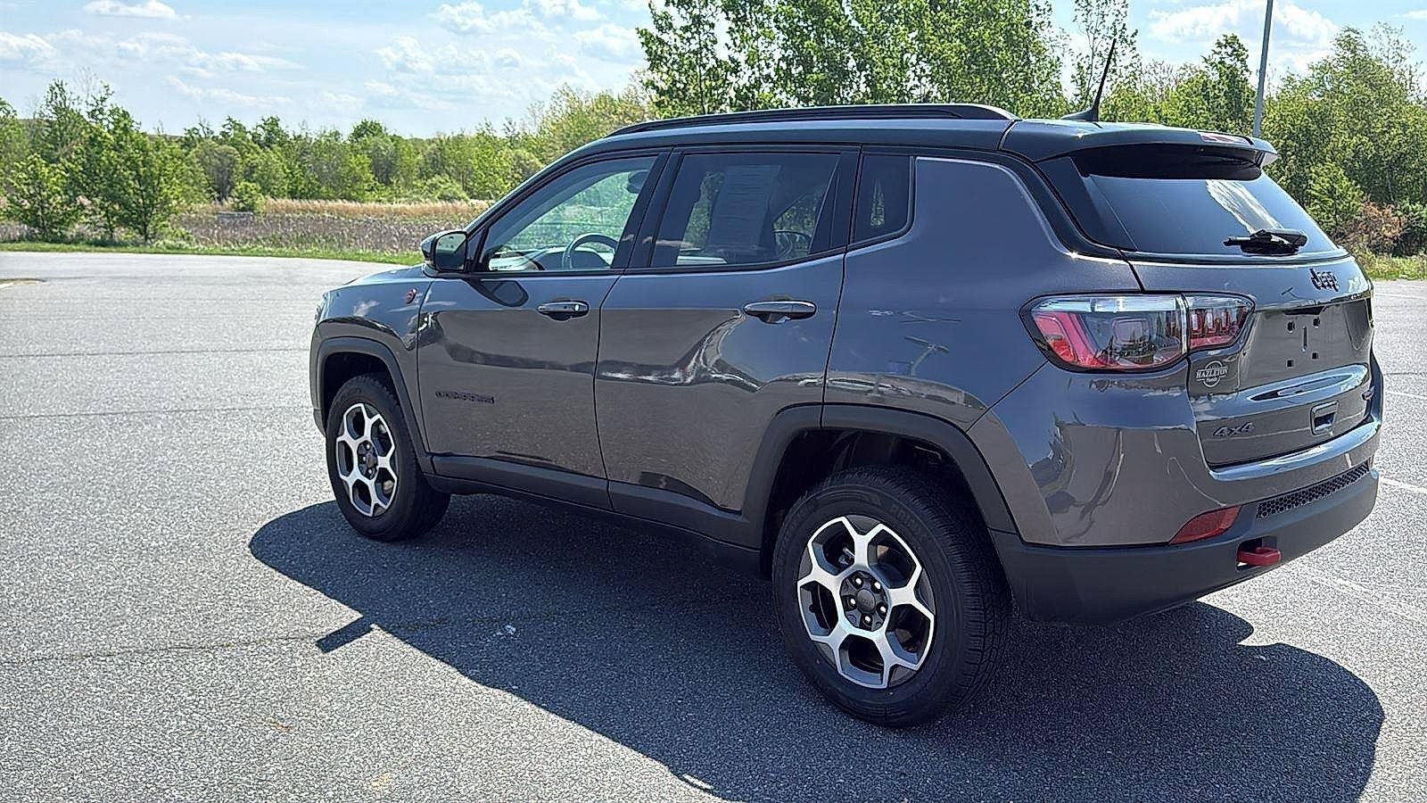 Used 2022 Jeep Compass Trailhawk w/ Trailhawk Convenience Group AWD/4WD image 9