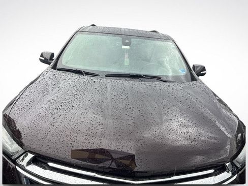 Used 2022 Chevrolet Traverse LT FWD image 2