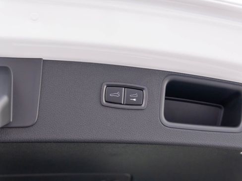 Certified 2025 Porsche Macan image 30