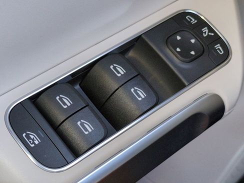 Used 2025 Mercedes-Benz GLB 250 image 23