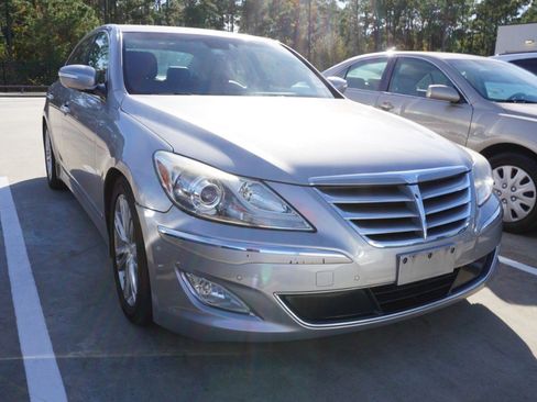 Used 2012 Hyundai Genesis 4.6 image 2