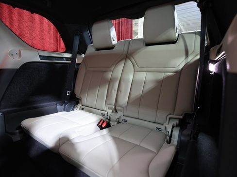 Used 2018 Land Rover Discovery HSE image 15