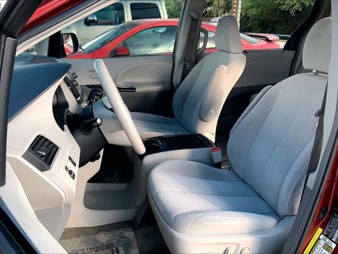 Used 2013 Toyota Sienna LE image 8