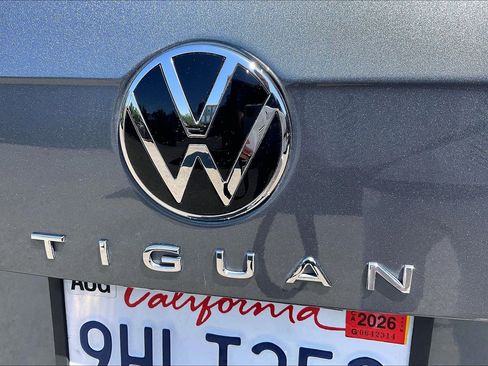 Certified 2023 Volkswagen Tiguan SE R-Line FWD image 7