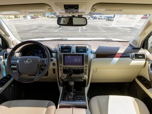 Used 2019 Lexus GX 460 Premium w/ Premium Package image 29