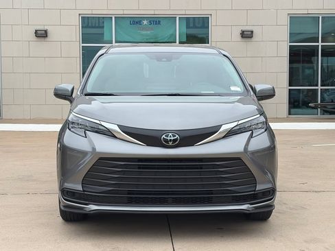 Used 2026 Toyota Sienna LE FWD image 3