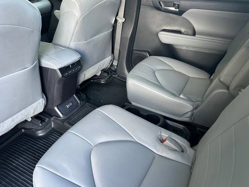 Used 2023 Toyota Highlander XLE AWD/4WD image 11