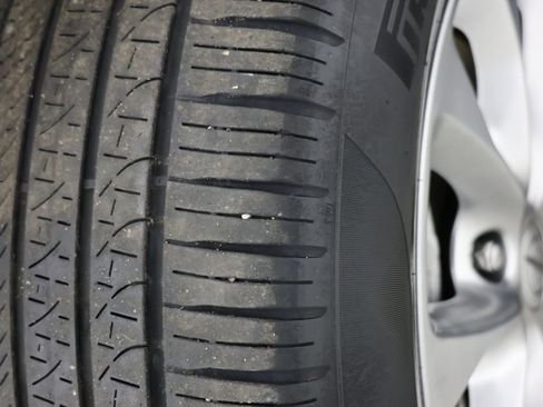 Used 2024 Chrysler Pacifica Touring-L AWD/4WD image 15