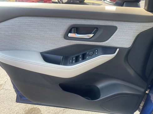 Certified 2023 Nissan Rogue SV image 9