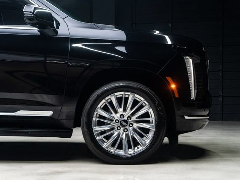 Used 2025 Cadillac Escalade ESV Premium Luxury RWD image 9