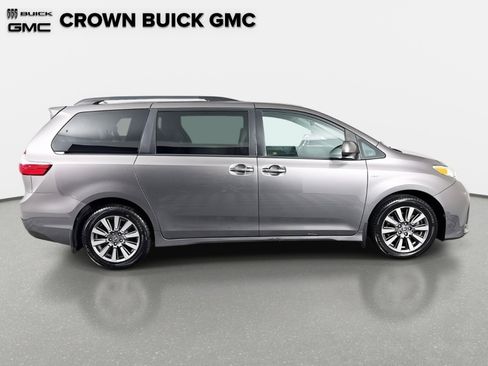 Used 2020 Toyota Sienna XLE image 5