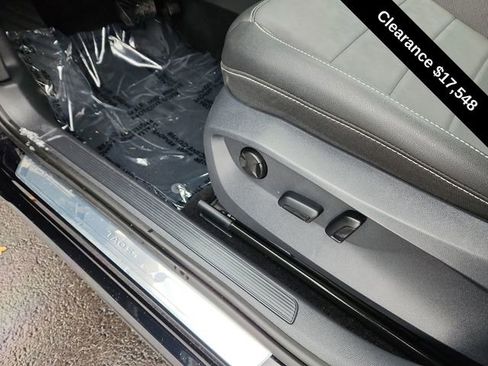 Used 2024 Volkswagen Taos SE image 17