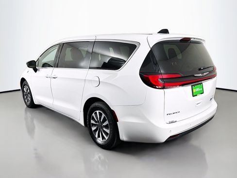 Used 2024 Chrysler Pacifica Limited FWD image 7
