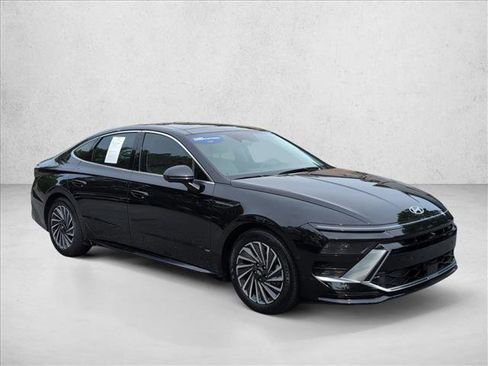 Certified 2025 Hyundai Sonata Limited FWD image 3
