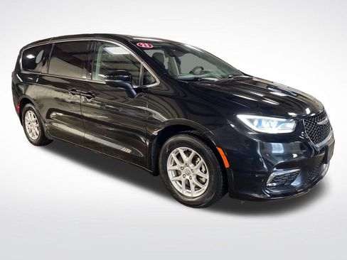Used 2023 Chrysler Pacifica Touring-L FWD image 8