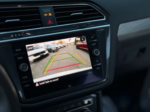 Used 2021 Volkswagen Tiguan SE w/ Panoramic Sunroof Package image 21