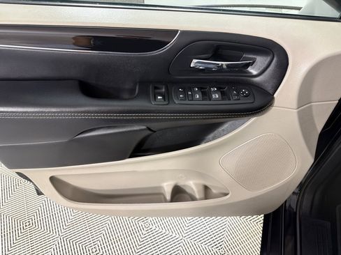Used 2016 Chrysler Town & Country Limited FWD image 10