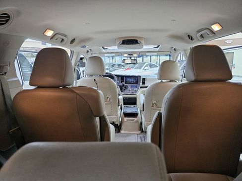 Used 2016 Toyota Sienna XLE w/ XLE Navigation Package FWD image 12