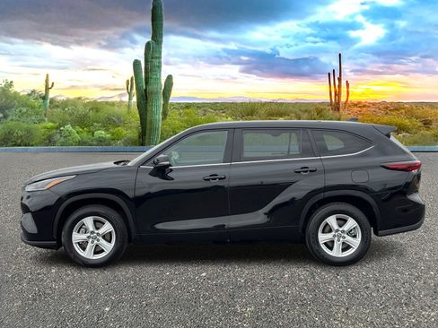 Used 2024 Toyota Highlander LE FWD image 3