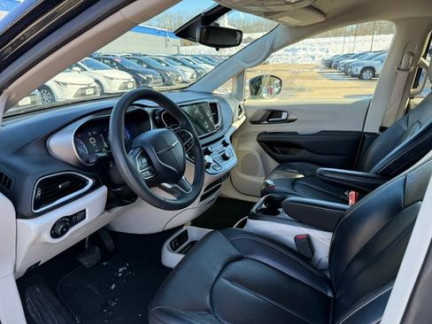 Used 2024 Chrysler Pacifica Touring-L image 3