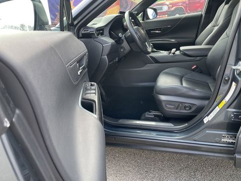 Used 2023 Toyota Venza Limited image 14