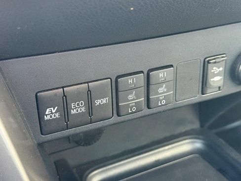 Used 2018 Toyota RAV4 Limited AWD/4WD image 30