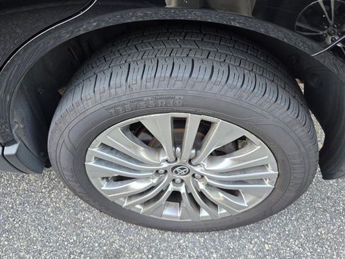 Used 2021 Toyota Venza XLE w/ Softex Package AWD/4WD image 5