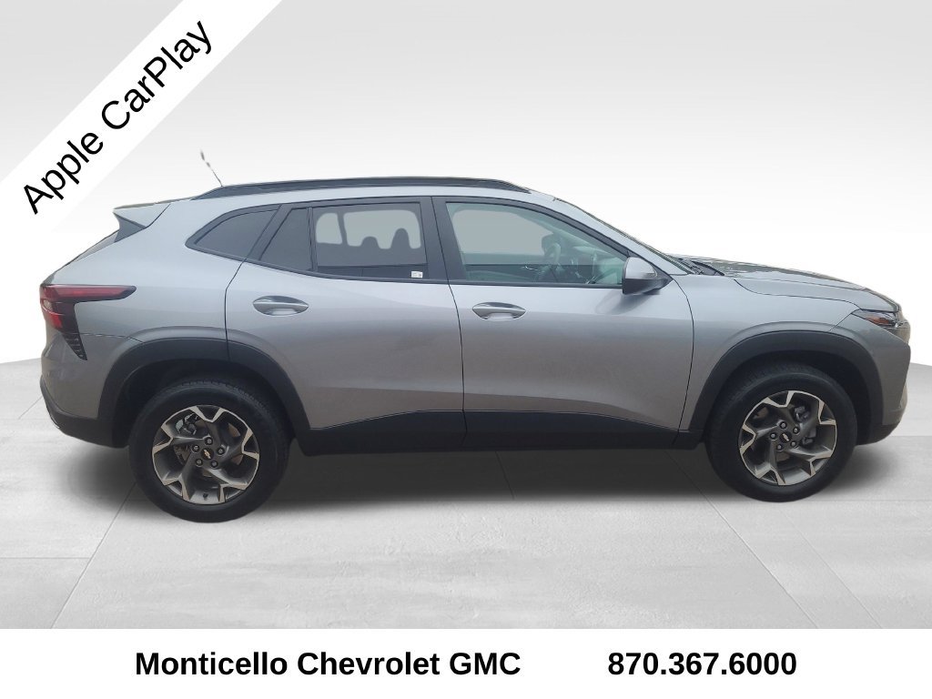 Used 2025 Chevrolet Trax LT FWD image 8